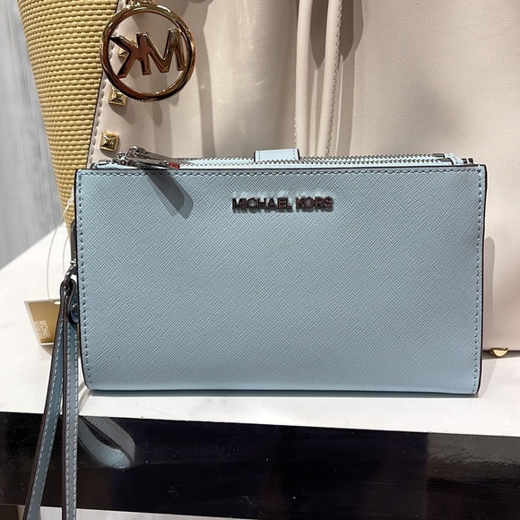 MICHAEL KORS LARGE DOUBLE ZIP WRISTLET WALLET PHONE CASE CLUTCH
Vista Blue - Picture 7 of 16